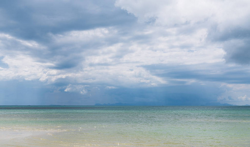 夏日的雨云笼罩着美丽的热带海滩海景