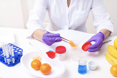 女性采集水果样本用于实验室测试，食品安全