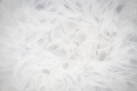 纯白色薄纱织物在一个复杂的褶皱，可用作背景新娘淋浴或婴儿邀请。