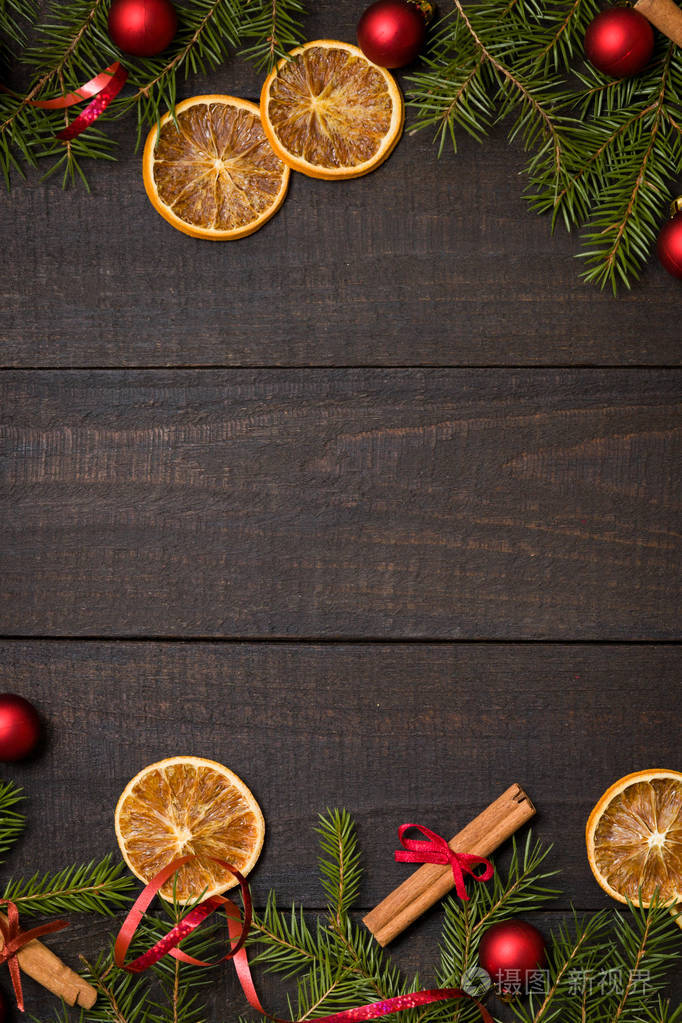 深色乡村木桌平铺圣诞背景与装饰和冷杉枝框架顶部视图与免费空间复制