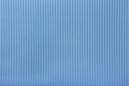 淡蓝波纹淡蓝纸宏观的纹理. 条纹图案的天空纸板背景特写.照片