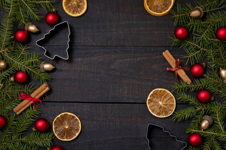 深色乡村木桌平铺圣诞背景与装饰和冷杉枝框架。 顶部视图与免费空间复制文本
