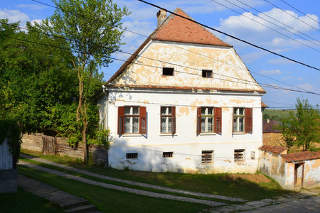 典型的农村景观和农民住房在村TicuuVechiDeutschTekes，Ticu公社的居住村在布拉夫县特兰西瓦尼亚。 这是提库