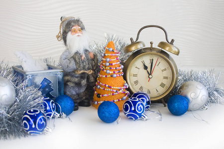 优雅的构图与圣诞橙色手工树圣诞老人复古时钟蓝色和银色的鲍布在白色的背景上。