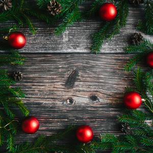 冷杉分枝和红色球, 在木制桌面视图上的圆锥。圣诞节冬天背景