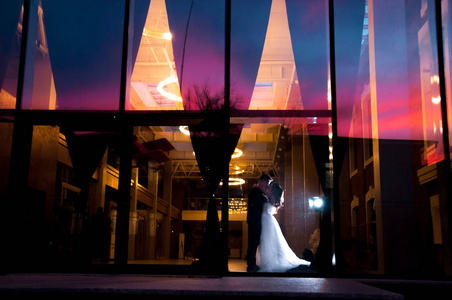 新婚夫妇在婚礼当天穿着婚纱，背景是夕阳