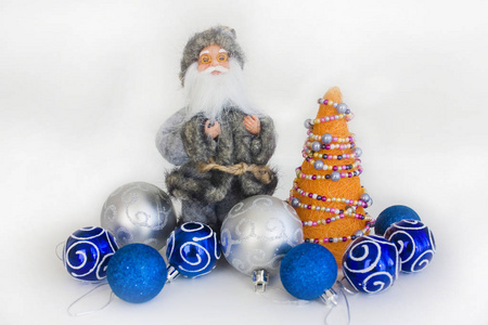 优雅的构图与圣诞橙色手工树与蓝色和银色的鲍布和复古时钟在白色背景上。