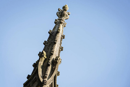 英国劳德修道院莱斯特郡2018年7月教堂尖顶上华丽的尖顶指向蓝天