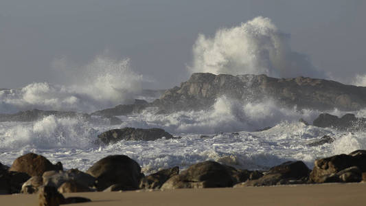 葡萄牙北部岩石海岸在暴风雨但阳光明媚的一天看到海浪飞溅和波涛汹涌的大海。