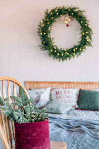 带有礼品盒和松针的绿色棕色米色圣诞派对乡村客房装饰