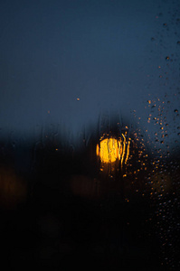 窗户上的雨滴把水滴在玻璃上