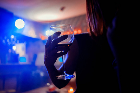 三个酒杯漂亮的三个女人端着酒杯照片