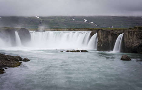 北冰岛的华丽 godafoss 瀑布。慢的快门速度