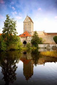 历史悠久的丹克尔斯布尔老镇在河中倒影。 德国弗兰科尼亚中部浪漫之路的地标。