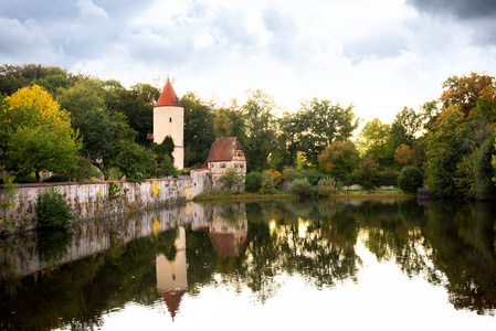 历史悠久的丹克尔斯布尔老镇在河中倒影。 德国弗兰科尼亚中部浪漫之路的地标。