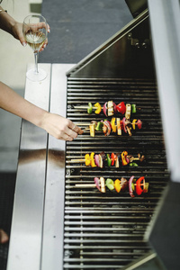 女人在木炭烤架上做素食烧烤图片
