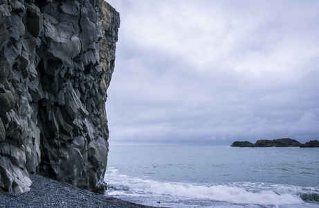 Kirkjufjara 海滩上的暴风雨天气。冰岛南部海岸欧洲