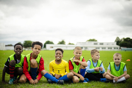 少年足球队坐在草地上