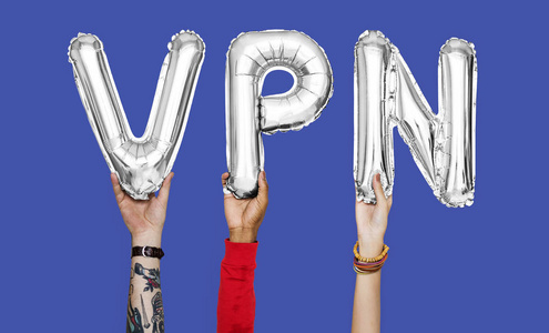 手拿着气球字母的VPN单词