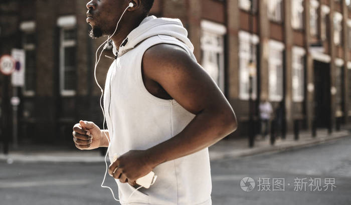 运动员带着耳机跑步