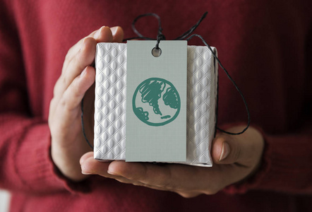 礼品盒卡上的绿色地球仪
