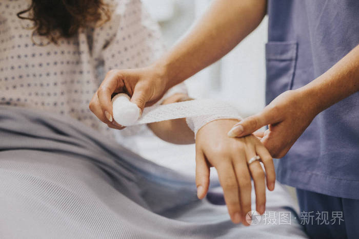 护士包扎病人的手臂照片-正版商用图片153jai-摄图新视界