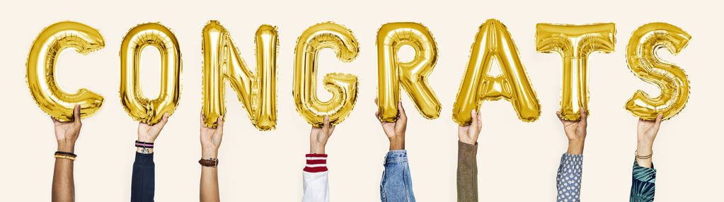 金色字母气球形成恭喜这个词