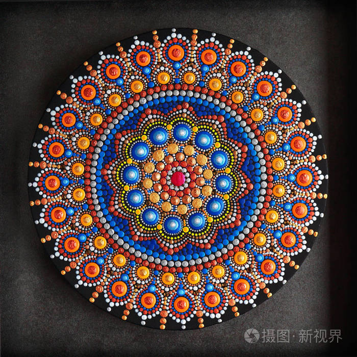 美丽的曼达拉画在灰色上