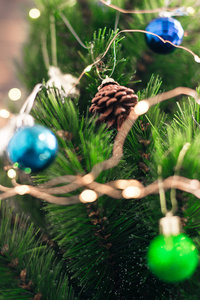 背景模糊的树上的圣诞装饰品