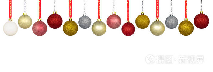 许多五颜六色的圣诞包挂在一条丝带上，隔离在白色背景上，有一条剪裁路径和复制空间圣诞装饰。