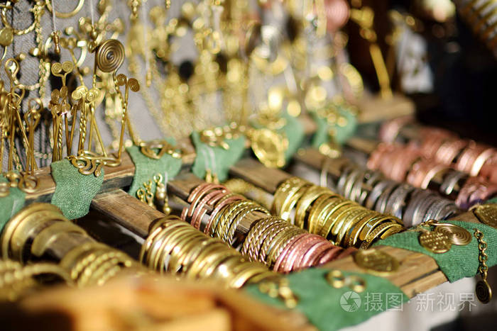 每年中世纪节日期间在市场摊位上出售的铜支架和项链