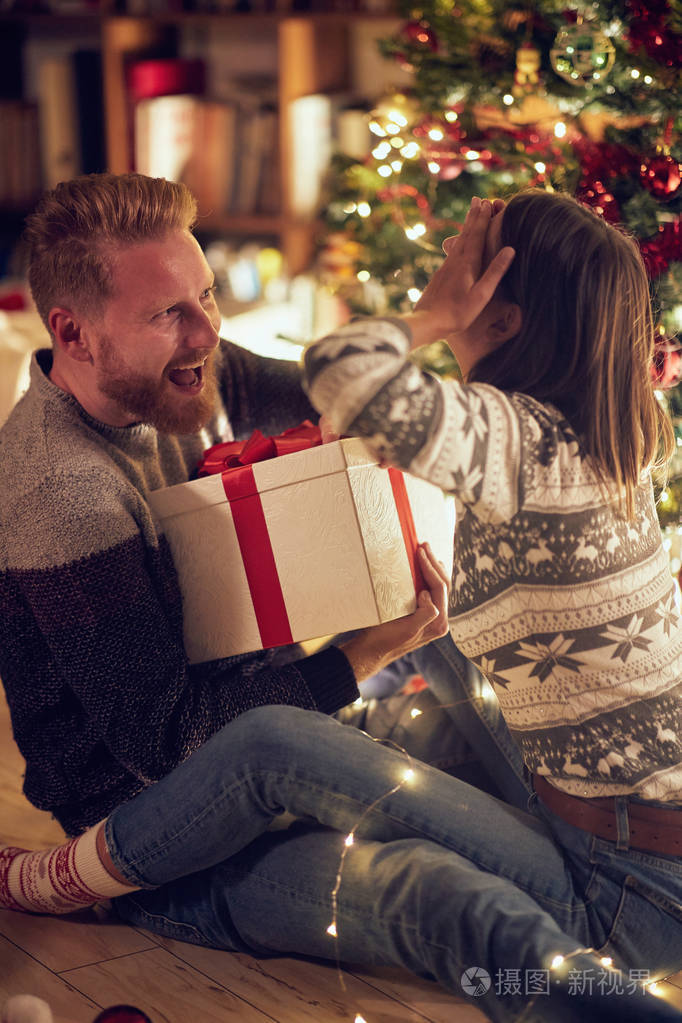 浪漫的,惊喜的,节日的,快乐的,带着礼物的年轻男女一起享受圣诞前夜
