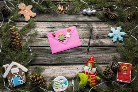 圣诞节或新年装饰背景冷杉树枝锥和彩色装饰在木制背景。 顶部视图与复制空间。