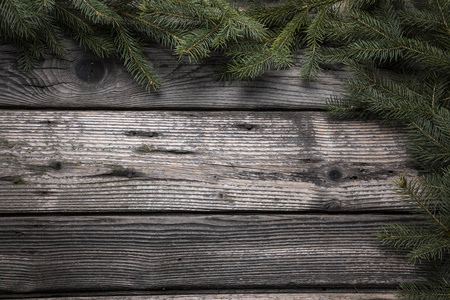 圣诞节或新年装饰背景冷杉树枝锥和彩色装饰在木制背景。 顶部视图与复制空间。