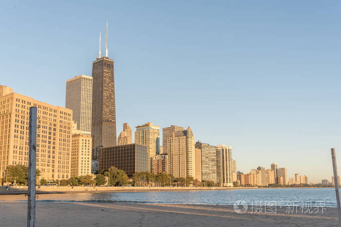 芝加哥沿湖畔的天际线，日出时从海滩公园驱车倒影