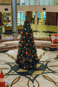 圣诞树在大厅里举行圣诞庆祝活动，装饰并准备迎接孩子们