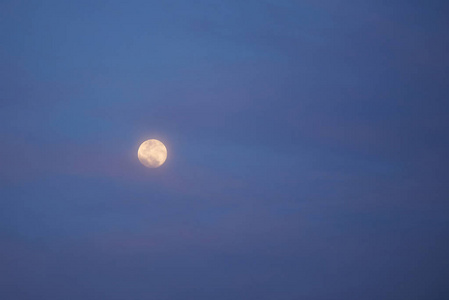 蓝色多云的天空中的月亮
