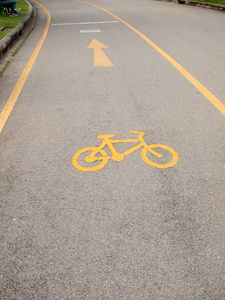 在人行道上涂有自行车路牌
