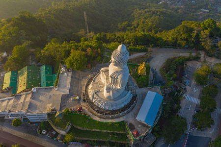 摄影普吉岛大佛在日出。普吉岛大佛是普吉岛上最重要和最受尊敬的地标之一。