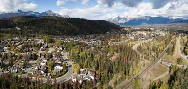 阴天期间高山小镇住宅的空中全景。 摄于贾斯珀加拿大艾伯塔省。