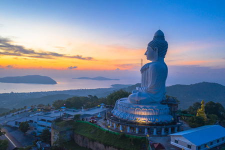 摄影普吉岛大佛在日出。普吉岛大佛是普吉岛上最重要和最受尊敬的地标之一。