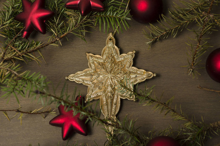 寒假作文有树枝，红色的圣诞球和一颗金色的星星。 圣诞节背景