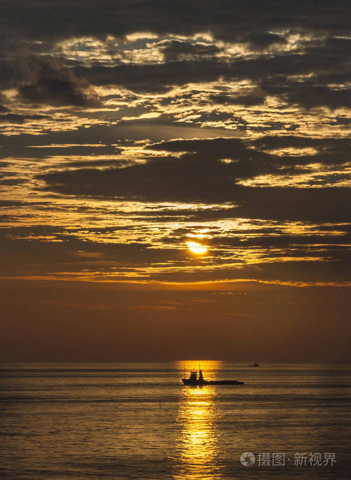 日落时船底的美丽海景