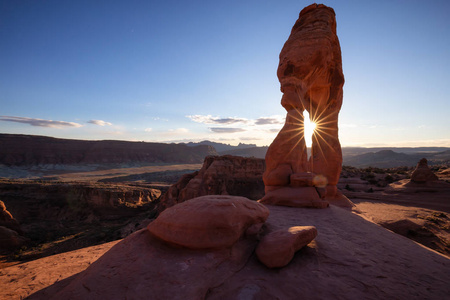 在阳光明媚的日落中，沙漠中独特的砂岩岩层的美丽景观。 在拱门国家公园摩押犹他州美国。