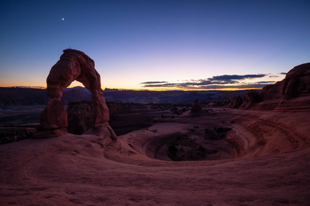 美丽的景观，独特的砂岩岩层在沙漠中，在一个充满活力的黄昏。 在拱门国家公园摩押犹他州美国。