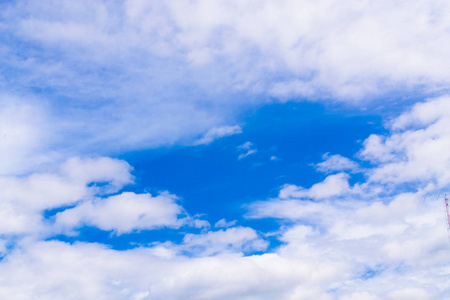 空气中的云在许多方面改变了形状.照片