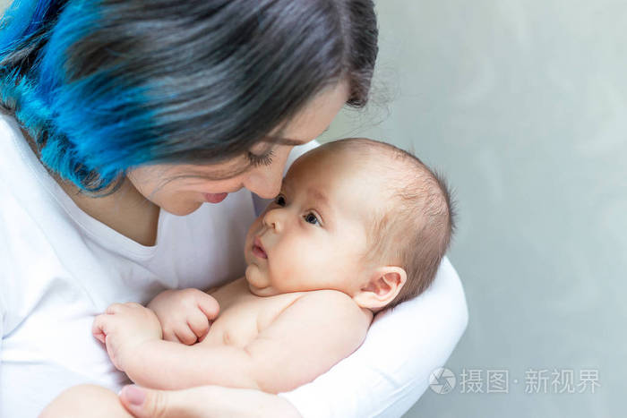 年轻的母亲抱着她刚出生的儿子。 妈妈在哺乳婴儿