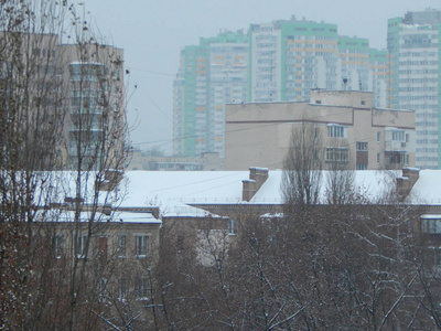 这座城市的街道上积雪覆盖了冬天的纹理