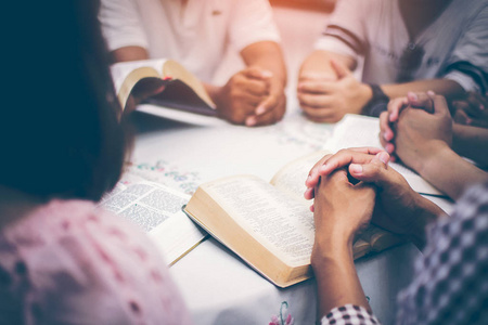 基督徒是教友，携手祈祷，寻求上帝的祝福，神圣的圣经。 他们正在阅读圣经，并与复制空间分享福音。