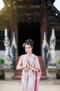 泰国传统服装中美丽的泰国女孩